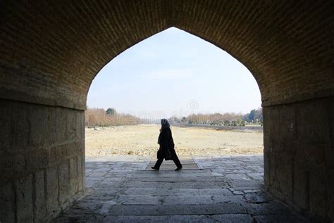  Den Gyllene Åteln: En Iransk Fotografiutställning som Överraskade Världen