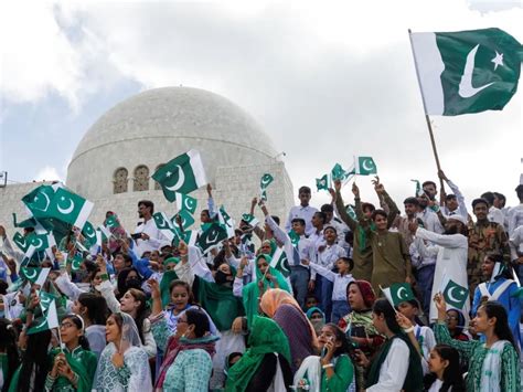  Den Islamiska Republiken i Pakistan: Från Zürich Till Den Kylna Krigans Tvinnade Diplomati