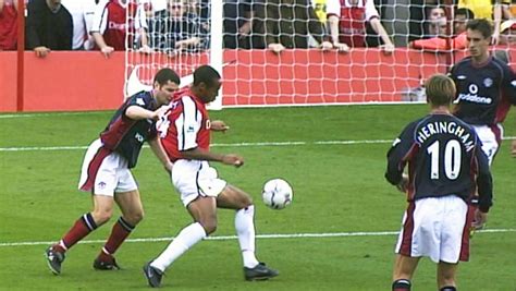 Thierry Henry:s fantastiska mål mot Manchester United i FA Cupens kvartsfinal 2000 – en ögonblicklig klassiker som definierade Arsenals triumf under säsongen.